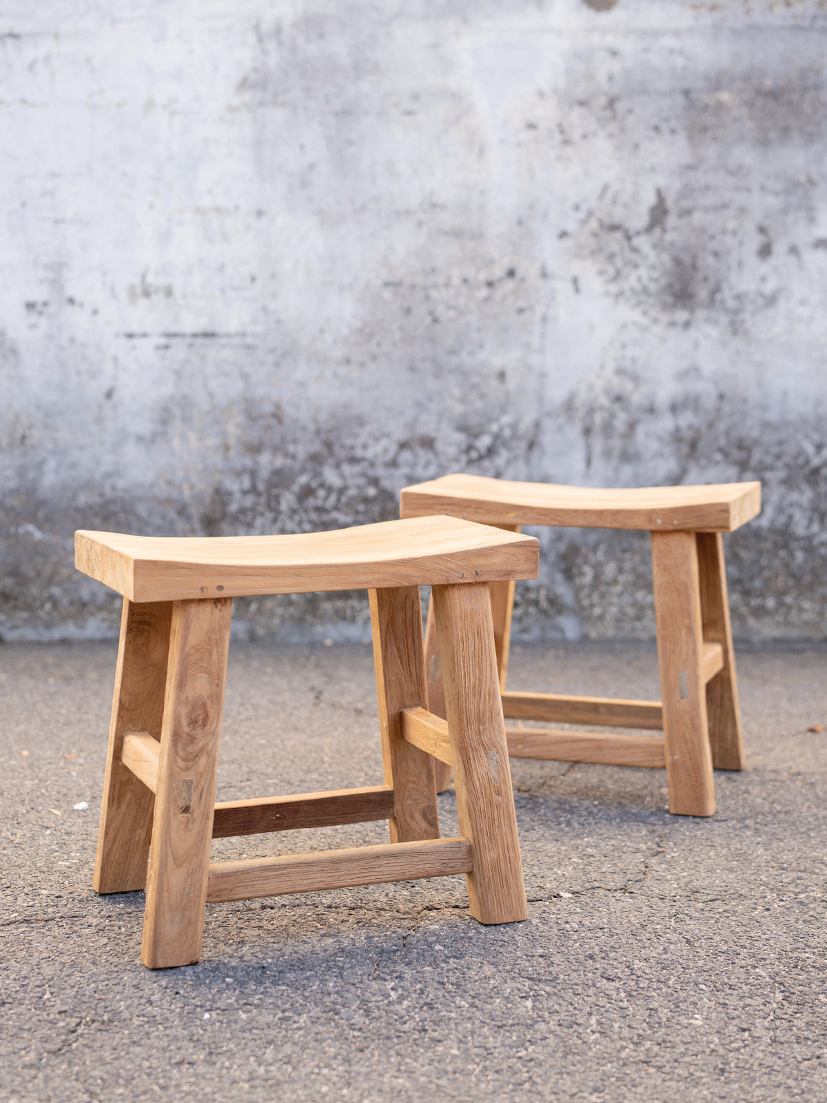 Arnaud Lengkung Teak Stool